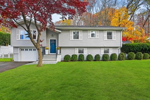 83 Woodridge Dr S, Stamford, CT, 06902-8321 | Card Image