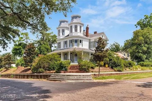 300 Linton Ave, Natchez, MS, 39120-2318 | Card Image