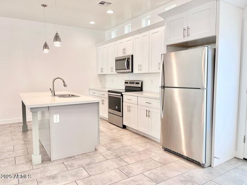 8-3000 N 37th St, Phoenix, AZ, 85018-7062 | Card Image