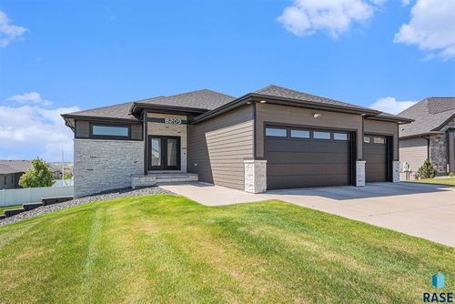 8209 E Ladyslipper Cir, Sioux Falls, SD, 57110-4044 | Card Image