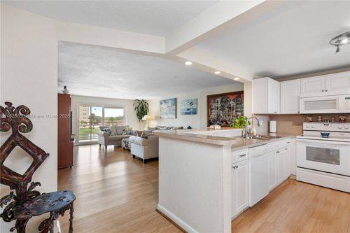 apt-305-431 Se 3rd St, Dania Beach, FL, 33004-4063 | Card Image