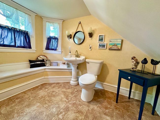 Main Floor Bathroom | Image 31