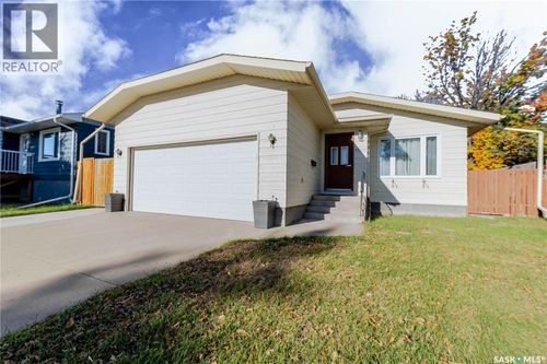 1020 Caribou St W, Moose Jaw, SK, S6H2L7 | Card Image