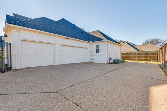 3 car garage. | Image 37