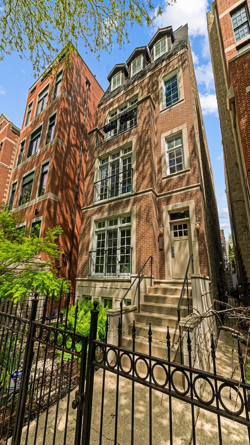 1-820 W Buckingham Pl, Chicago, IL, 60657-7999 | Card Image