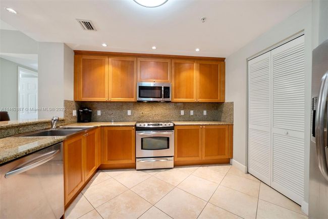 APT-717 - 55 Merrick Way, Condo with 2 bedrooms, 2 bathrooms and null parking in Coral Gables FL | Image 5
