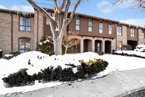 654 Greenhills Dr, Ann Arbor, MI, 48105-2717 | Card Image