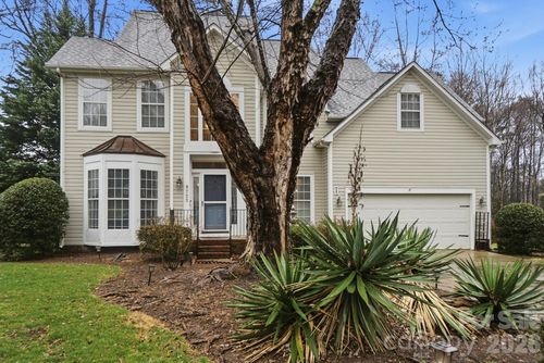 8725 Londonshire Dr, Charlotte, NC, 28216-1660 | Card Image