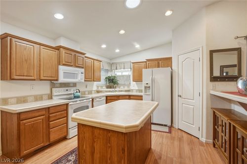 881 Montecito Dr, Pahrump, NV, 89048-0886 | Card Image