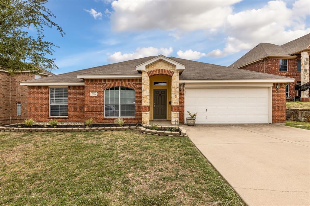 Azalea Ct, Burleson, TX 76028