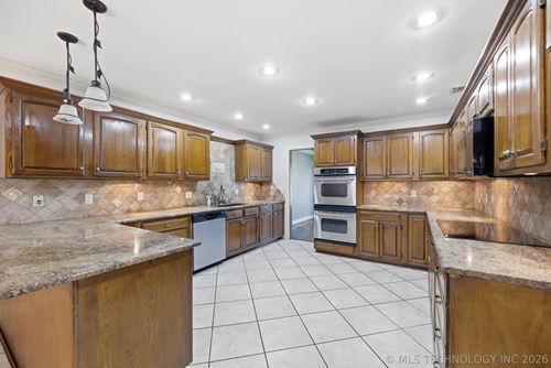 501 E Winston Cir, Broken Arrow, OK, 74011-7213 | Card Image