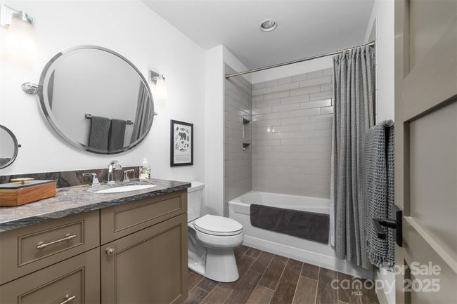 Guest en-suite bath. | Image 22