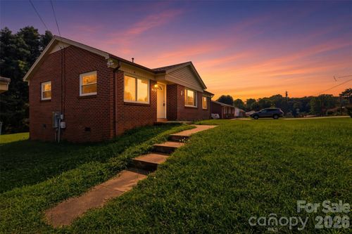 2262 9th Avenue Dr Ne, Hickory, NC, 28601-4418 | Card Image