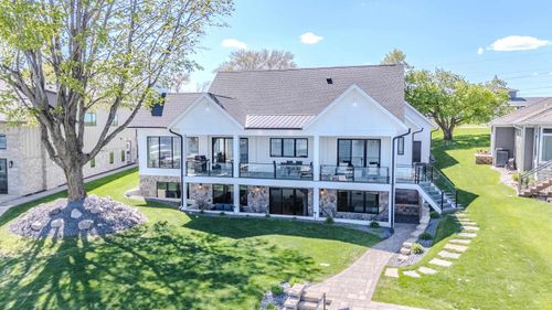 2720 Breezy Heights Dr, Milford, IA, 51351-7352 | Card Image
