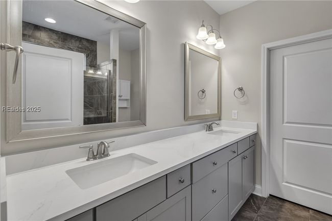 Quartz Counters in Master Bathroom | Image 19