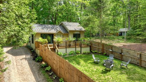 2114 Timber Ln, Brooklyn, MI, 49230-9407 | Card Image