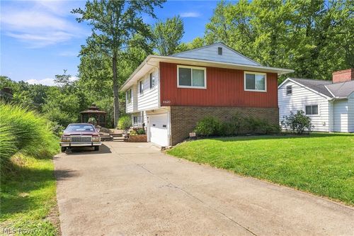 8420 Columbia Rd, Olmsted Falls, OH, 44138-2206 | Card Image