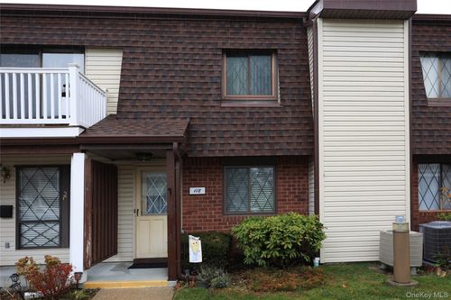 118 Clubhouse Dr, Copiague, NY, 11726-3249 | Card Image