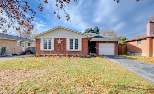 124 Oak St, Simcoe, ON, N3Y4S3 | Card Image