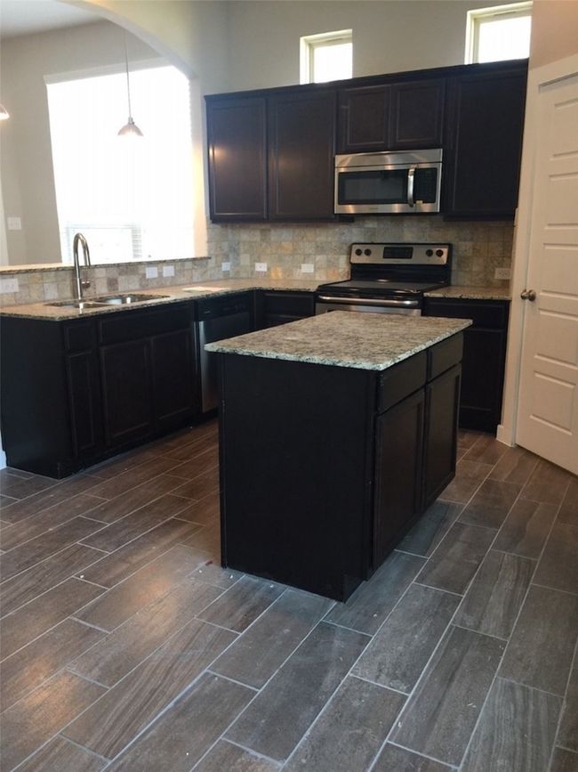 1057 W Sierra Vista Ct, Home with 3 bedrooms, 3 bathrooms and null parking in Midlothian TX | Image 4