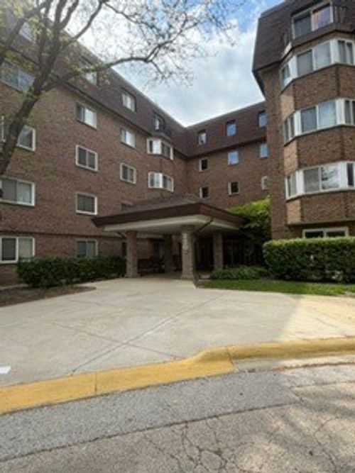 224-220 S Roselle Rd, Schaumburg, IL, 60193-1627 | Card Image