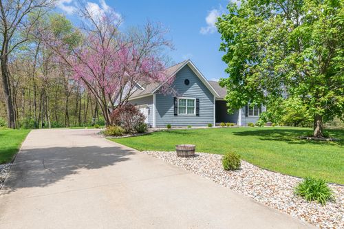 37 Summerset Dr, Kalamazoo, MI, 49009-8203 | Card Image