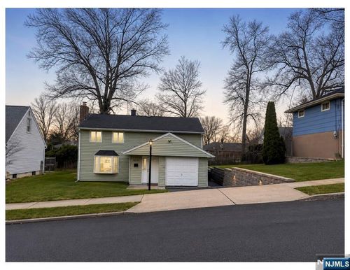 92 Grove St, Waldwick, NJ, 07463-2220 | Card Image