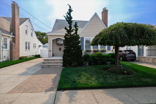 43 Devon St, Malverne, NY, 11565-2308 | Card Image