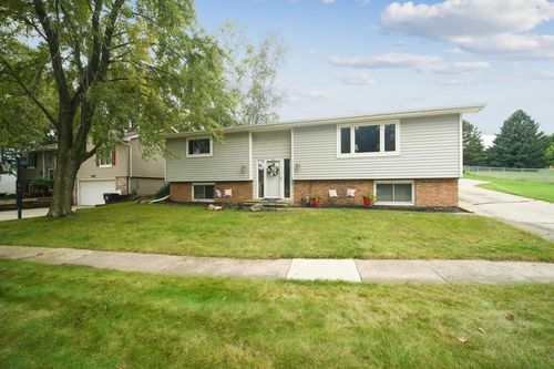 909 Barnett Dr, Cedar Falls, IA, 50613-6650 | Card Image
