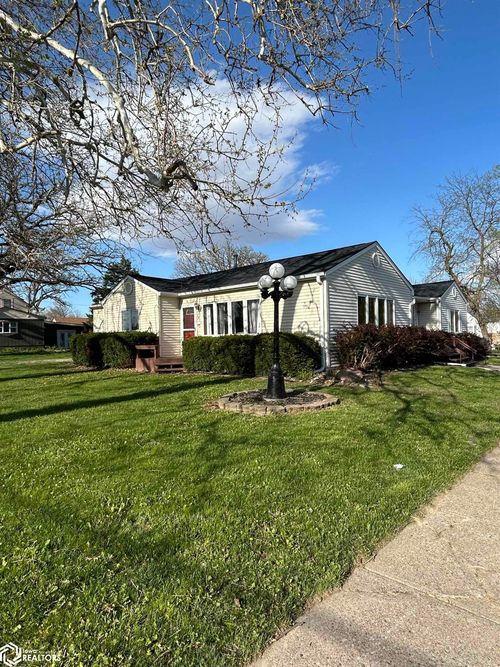 2402 N Court St, Ottumwa, IA, 52501-1216 | Card Image