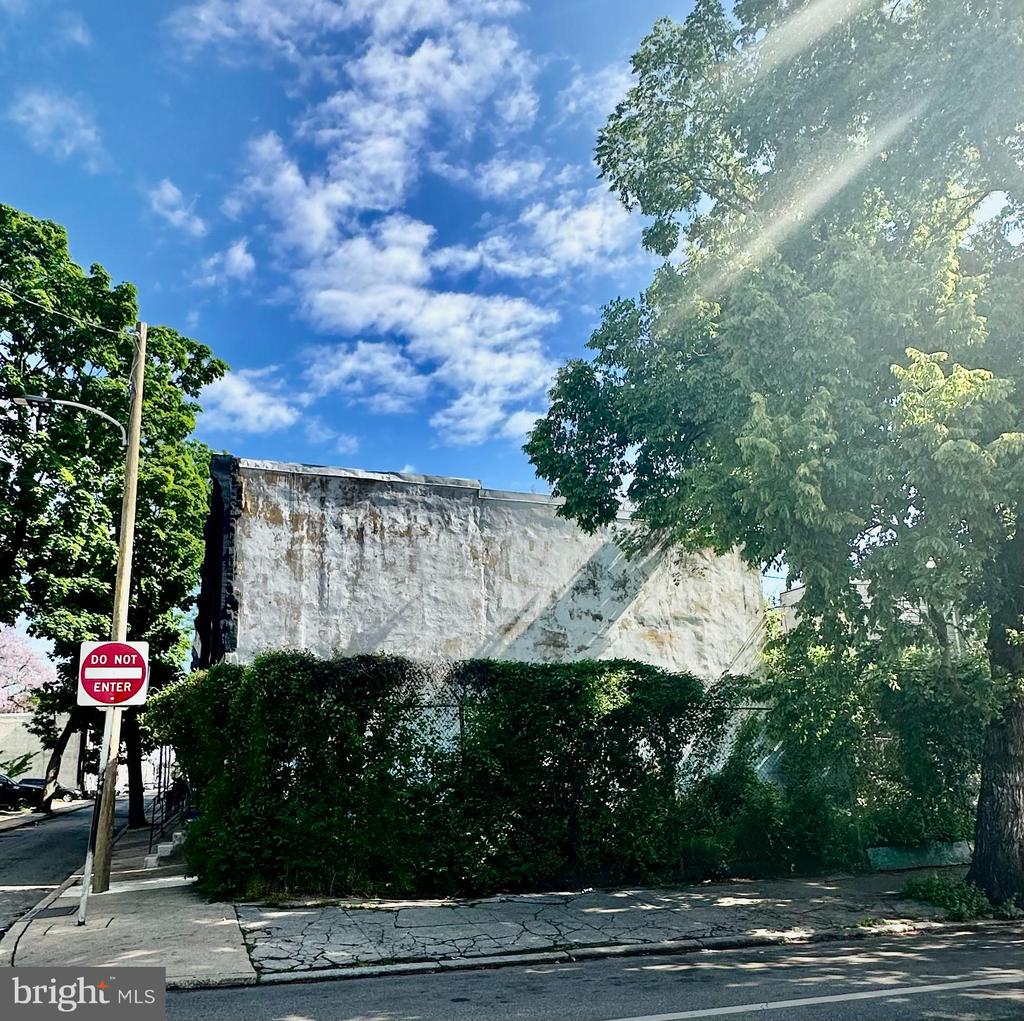 Land in PHILADELPHIA 3