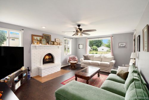 405 Schoolhouse St, Ortonville, MI, 48462-8601 | Card Image