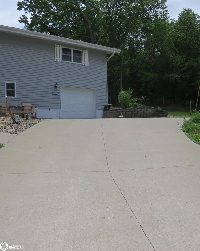 181 Center Point Dr, Home with 3 bedrooms, 2 bathrooms and 5 parking in Montezuma IA | Image 5
