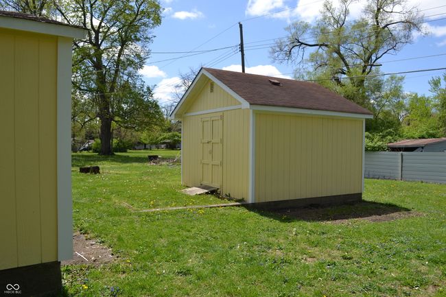 Extra storage shed behind the garage | Image 8