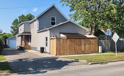 260 Maxwell St, Home with 3 bedrooms, 4 bathrooms and 4 parking in Sarnia ON | Image 2