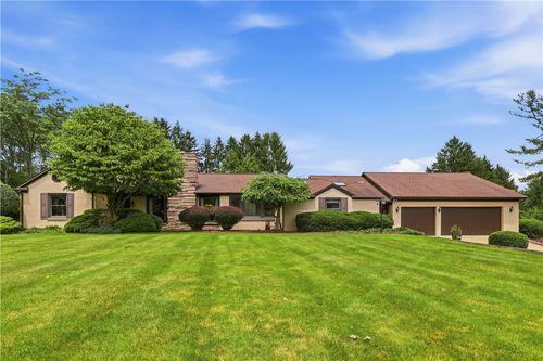 135 Windy Ghoul Dr, Brighton Twp, PA, 15009-1370 | Card Image