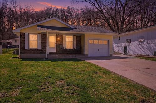 213 Thomas St, Weston, MO, 64098-1323 | Card Image