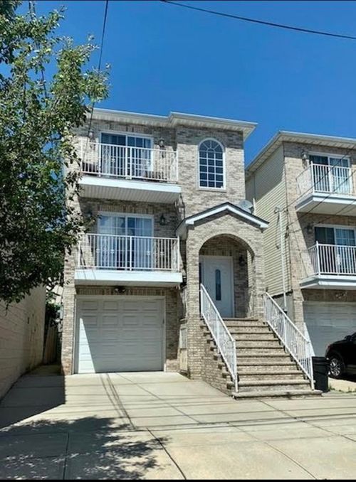 45 Evergreen St, Bayonne, NJ, 07002-4352 | Card Image