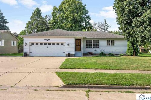 914 School St, Fairmont, MN, 56031-4348 | Card Image
