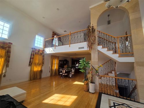 3562 168th St, Flushing, NY, 11358-1733 | Card Image