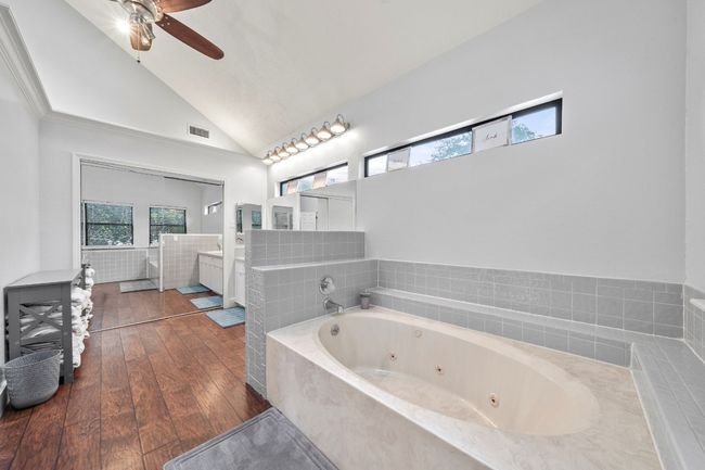 Jacuzzi Tub in Primary Bath | Image 21