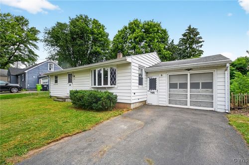 105 E Dauenhauer St, East Syracuse, NY, 13057-2601 | Card Image