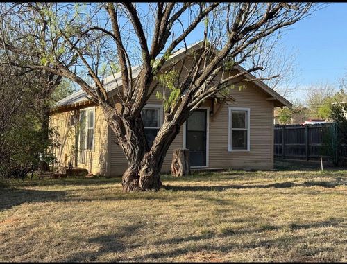 718 E Oliver St, Stamford, TX, 79553-4018 | Card Image