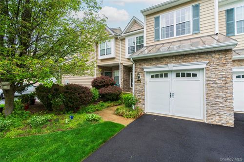 908 Huntington Dr, Fishkill, NY, 12524-4924 | Card Image