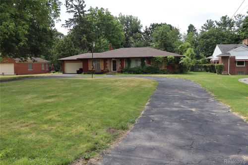 23521 Lee Baker Dr, Southfield, MI, 48075-3360 | Card Image