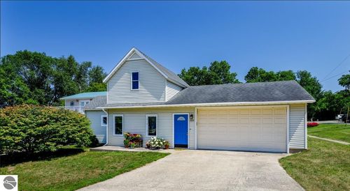 323 Benzie Ct, Beulah, MI, 49617-5103 | Card Image