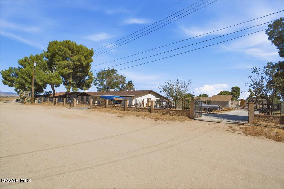 Residential in Quartz Hill 3