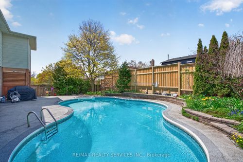 2 Dunbar Dr, Whitby, ON, L1N6R7 | Card Image