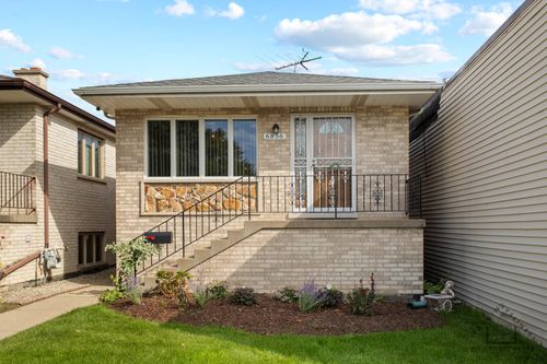 6856 W Montrose Ave, Harwood Heights, IL, 60706-7192 | Card Image