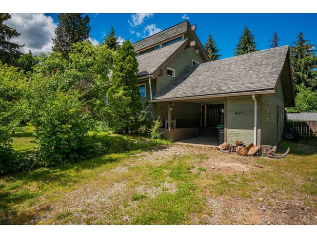 421 104th St, House other with 3 bedrooms, 3 bathrooms and null parking in Castlegar BC | Image 1